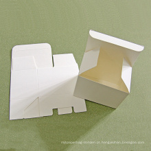 Caixa de papelão feita de papel cartão branco